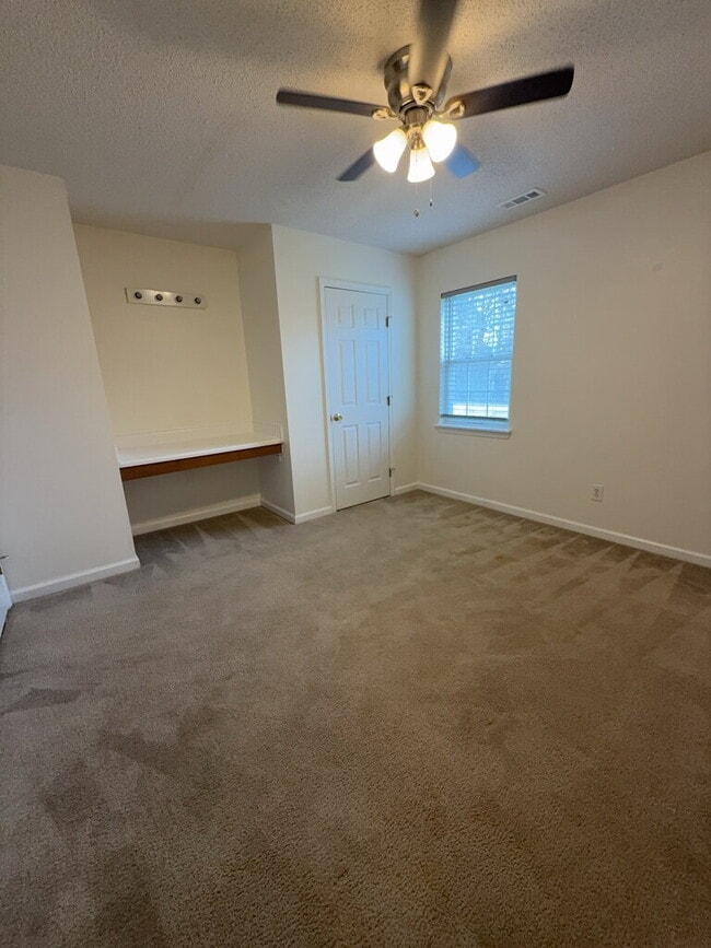 Building Photo - Spacious 3 Bedroom Home-122 Horse Shoe Bend