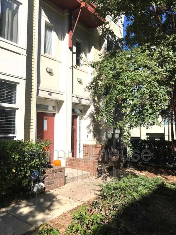 Building Photo - 663 N Alexander St