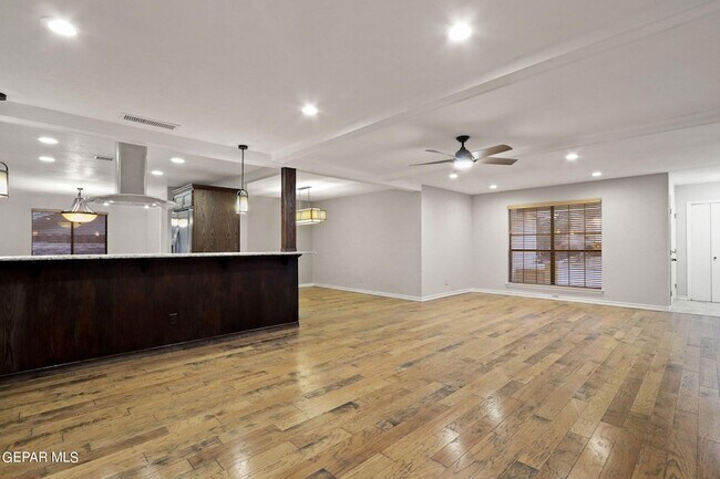 Building Photo - 832 Tepic Dr