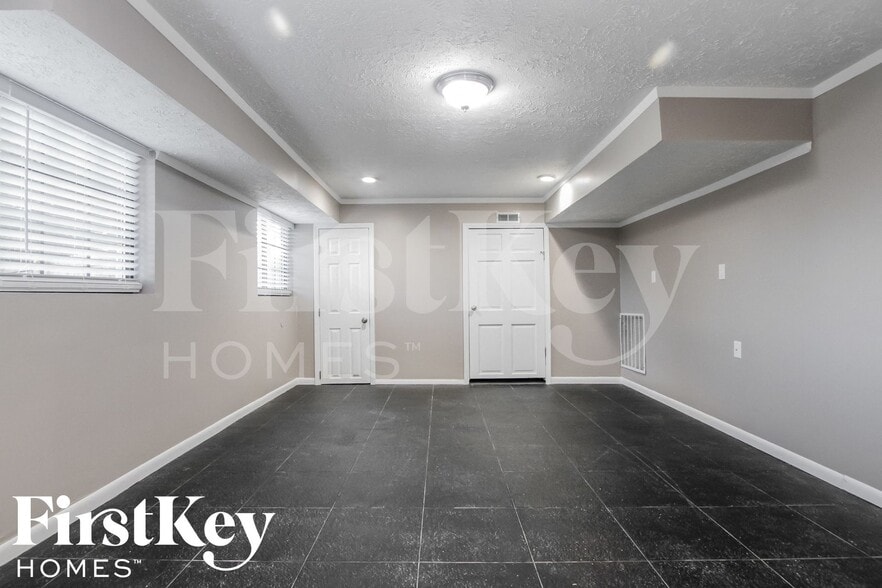 Building Photo - 7445 Glensford Dr