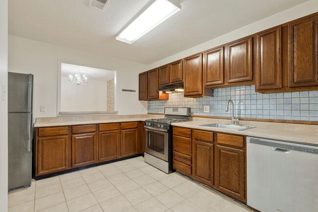 Building Photo - Bright & Cheery 2 BR 2 Bath Unit Available...