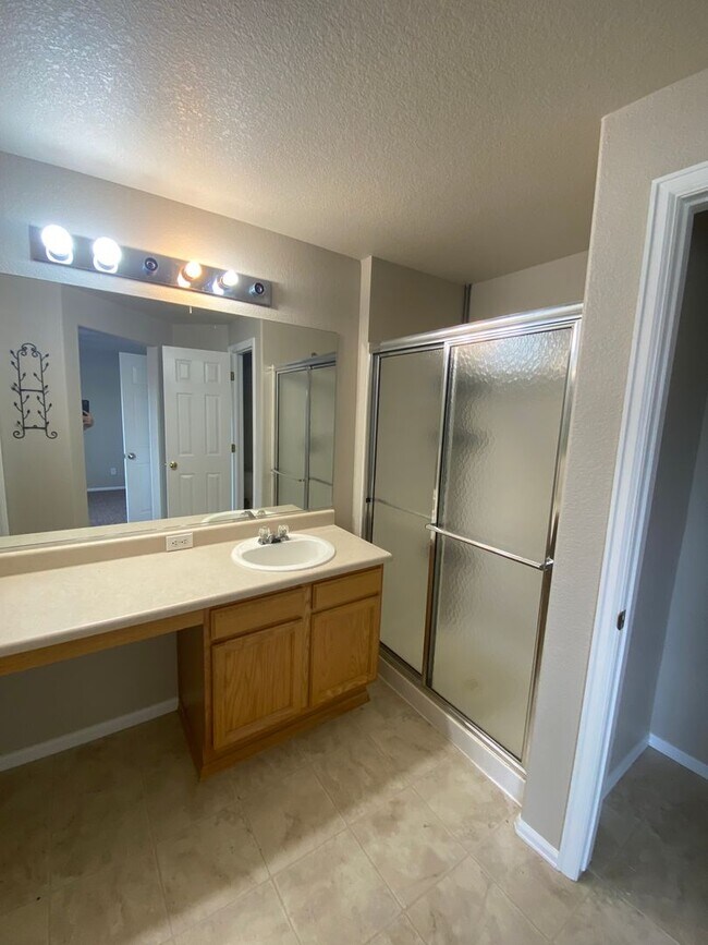 Building Photo - Stetson Hills 3 bedroom House