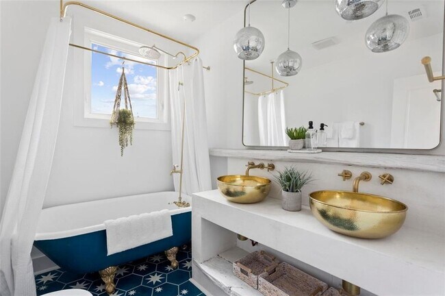 Building Photo - 724 Charles Allen Dr NE