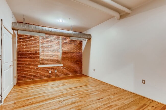 Building Photo - 3 Bedroom 2 Bath Loft Living At It's Finest In LODO! Wireworks Building
