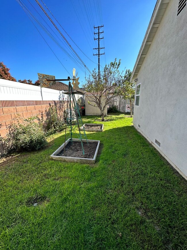 Building Photo - 3 Bedroom 2 Bathroom Lakewood House with Private Backyard down the street from Lakewood High School