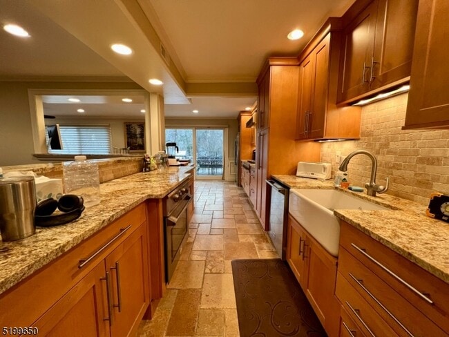 Building Photo - 132 Lakeshore Dr