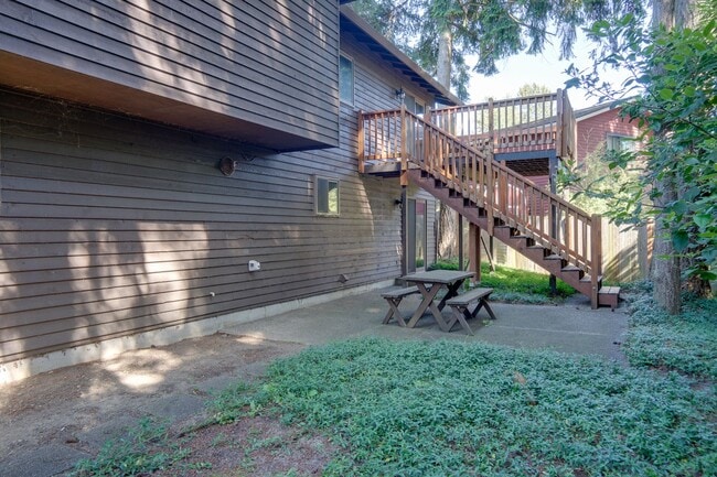 Building Photo - Remodeled Kent East Hill Split level