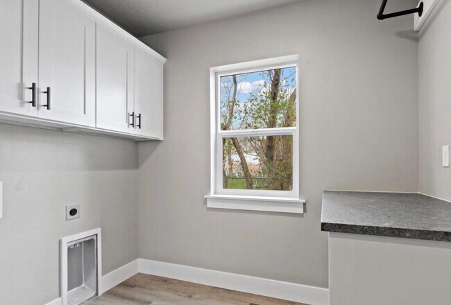 Building Photo - 465 S 3rd E St