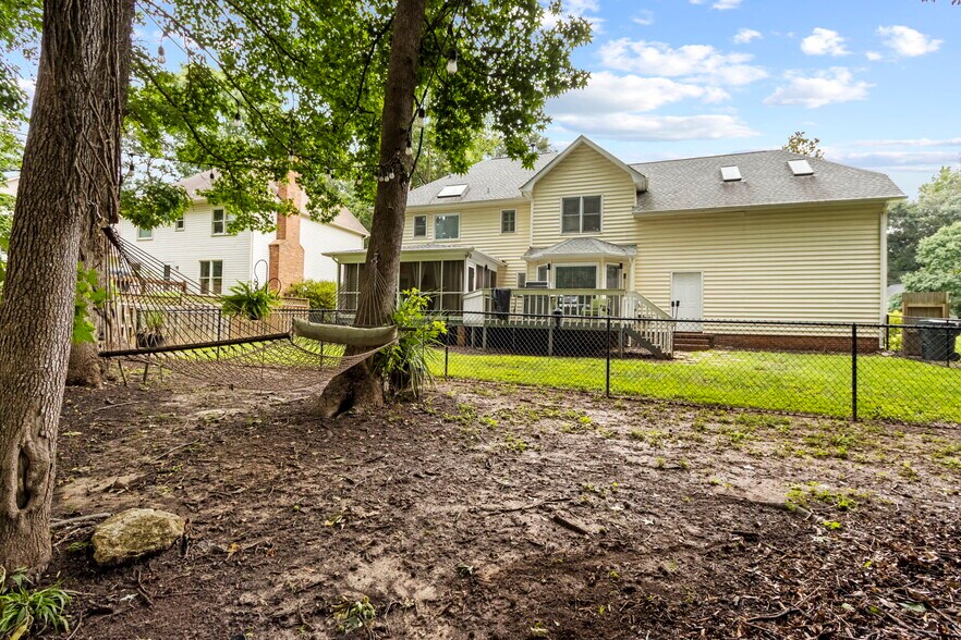 Building Photo - 102 Briarpark Dr