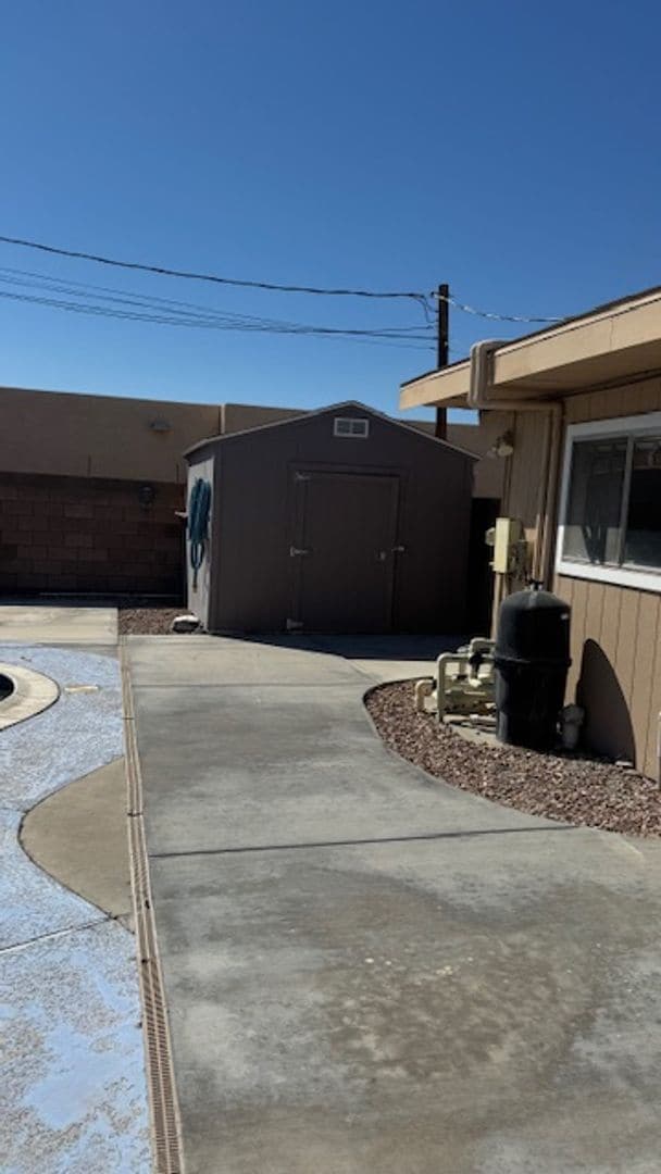 Building Photo - LONG TERM! 3 Bedroom 3 Bath Pool Home!