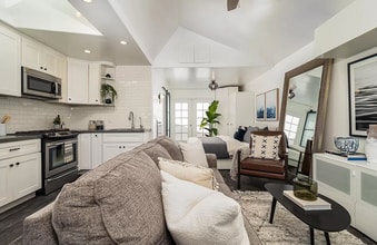 Building Photo - Discover this perfect beach town gem!
