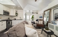 Building Photo - Discover this perfect beach town gem!