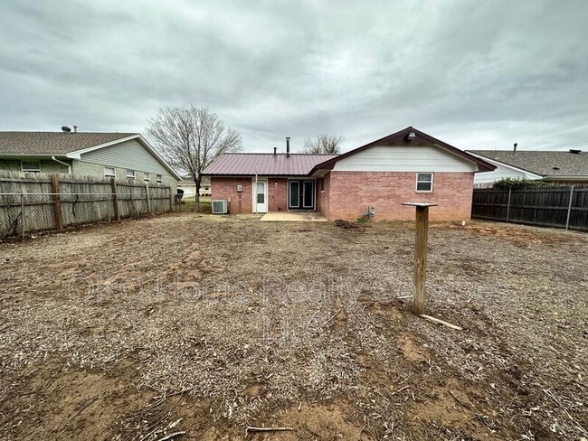 Building Photo - 1706 Surrey Pl