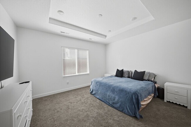 Building Photo - Extra Space, Extra Comfort! 5 Bedroom Home With Bonus Den in Long Valley!