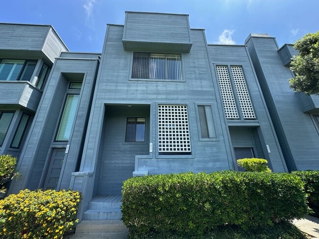 Building Photo - FOR RENT: 2Bd/1.5Ba Upgraded Townhome In T...
