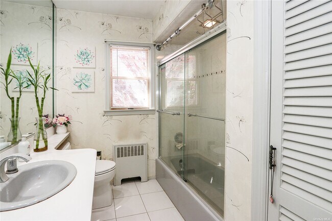 Building Photo - 98 Bayberry Ave