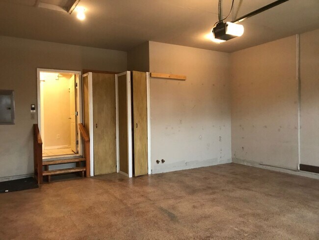 Building Photo - Beautiful 3 Bedroom 2 Bathroom House  **NE...