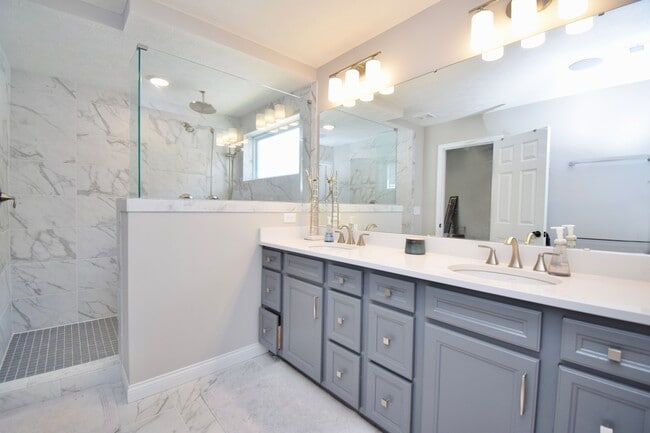 Building Photo - 7164 Glenvalley Dr