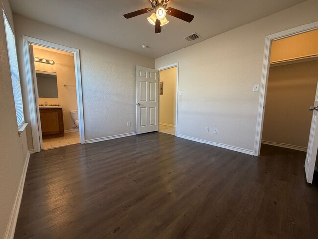 Building Photo - 3 bedroom, 2 bath with no carpet in a cul-de-sac street!