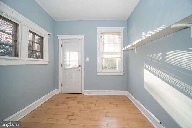 Building Photo - 709 E 20th St