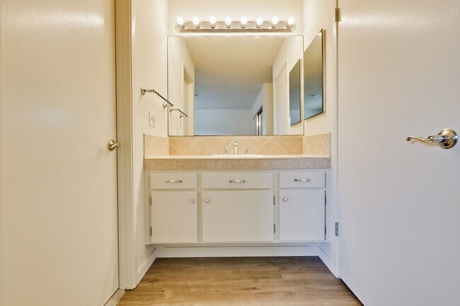 Building Photo - Nicely Refreshed Single Story 4 BR/2BA Gre...