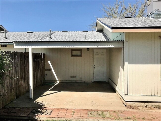 Building Photo - Attached Single Family Home located in Quiet Anderson Neighborhood