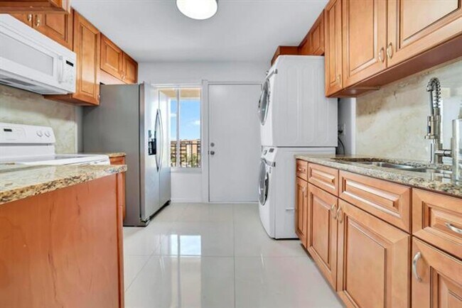 Building Photo - 9240 Fontainebleau Blvd