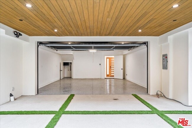 Building Photo - 1327 N Fuller Ave