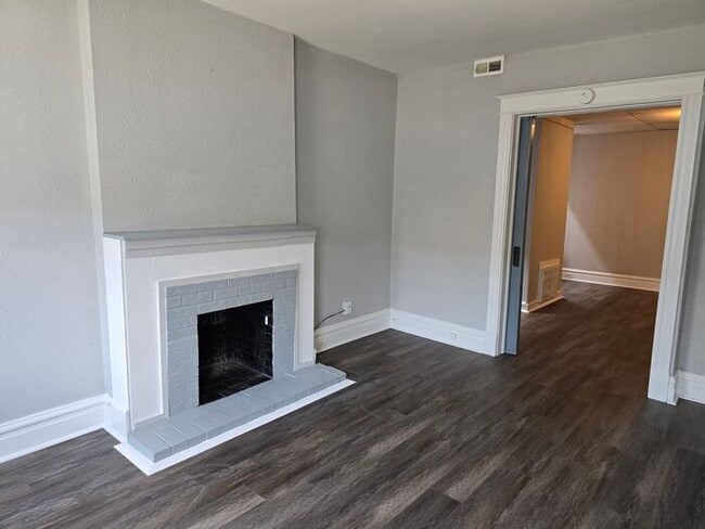 Building Photo - Recently renovated apartment waiting for new tenant