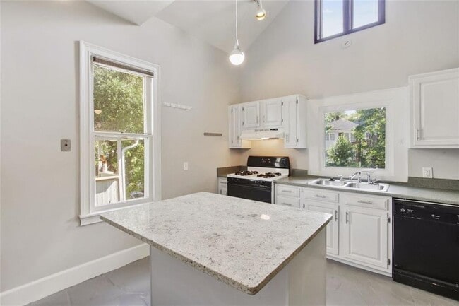 Building Photo - 693 Myrtle St NE