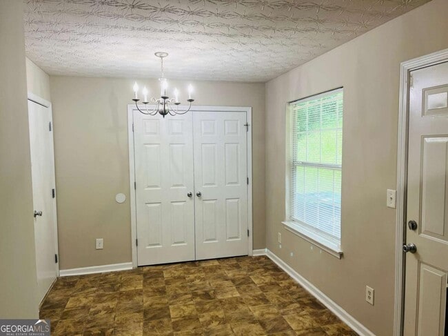 Building Photo - 690 Escalade Dr
