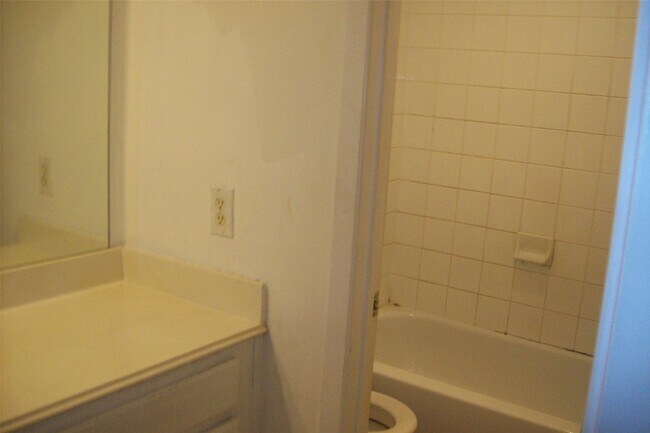 Building Photo - 15007 Kingsbridge Way