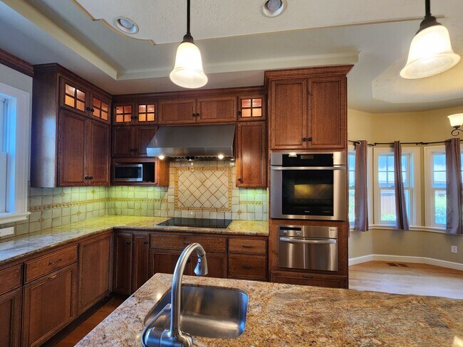 Building Photo - Elegant, spacious home in San Mateo