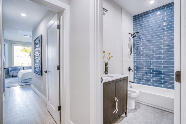 Guest bath (glass shower door added after photos - 116 Alexander St