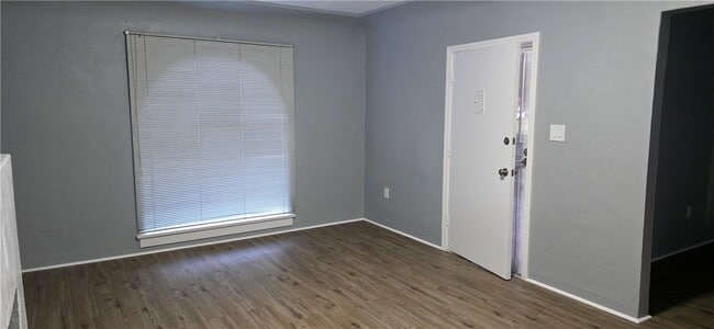 Building Photo - 3304 N Mountain View Ave