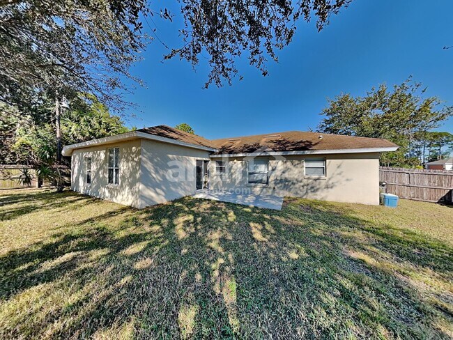 Building Photo - 558 Hatcher St SE