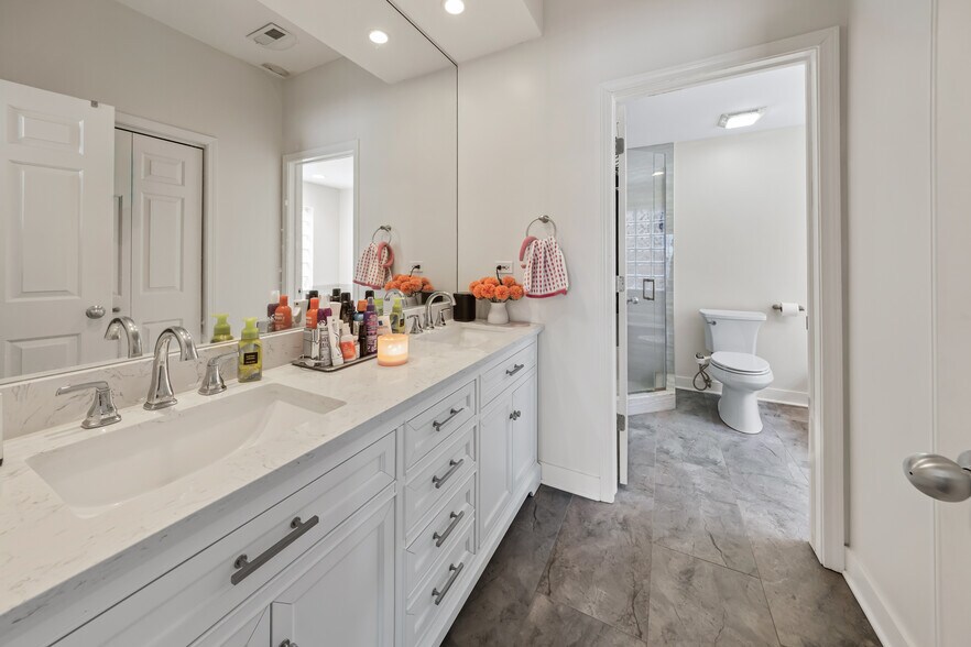 Building Photo - 811 W Superior St