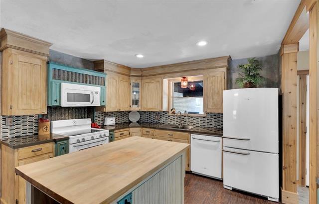 Building Photo - 800 FM 1187