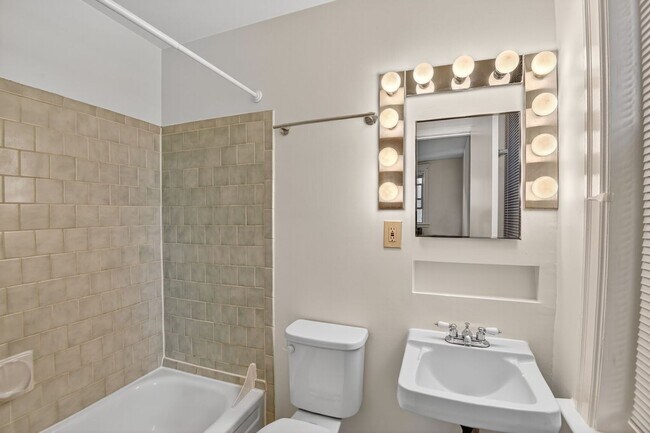 Building Photo - Available Now! 2Bd / 1.5Ba in the Heart of Adams Morgan!