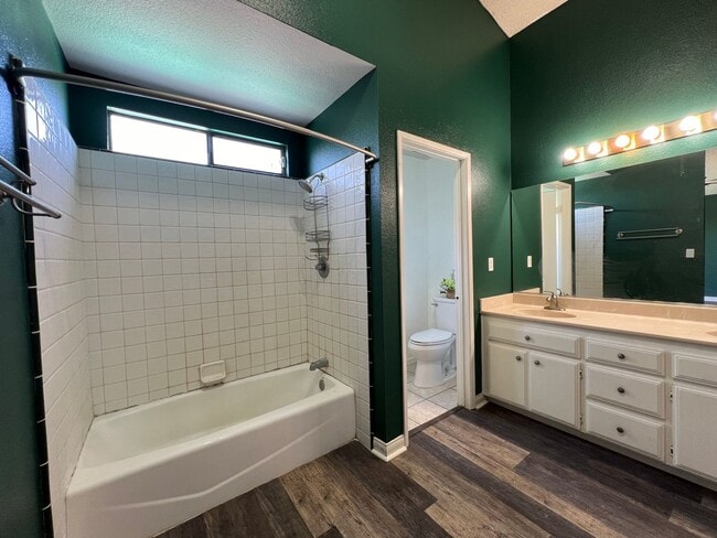 Building Photo - 3 Bedroom 2 Bathroom House with Swimming P...