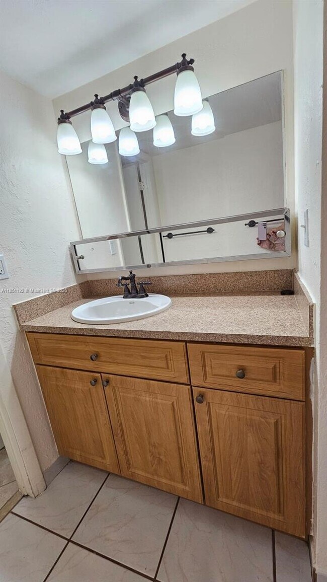 Building Photo - 13715 Kendale Lakes Cir