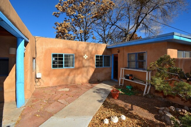 Building Photo - 142 Duran St