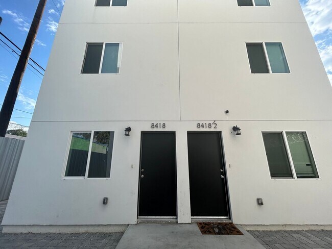 Building Photo - NewB La T 8418