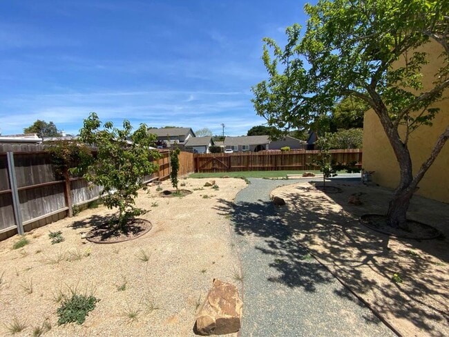 Building Photo - 6BR / 3BA Two-Story Home Near Vandenberg SFB + Washer/Dryer & Fenced Yard