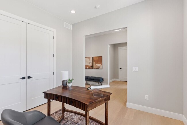 Building Photo - New Charming Berthoud Home with Modern Com...