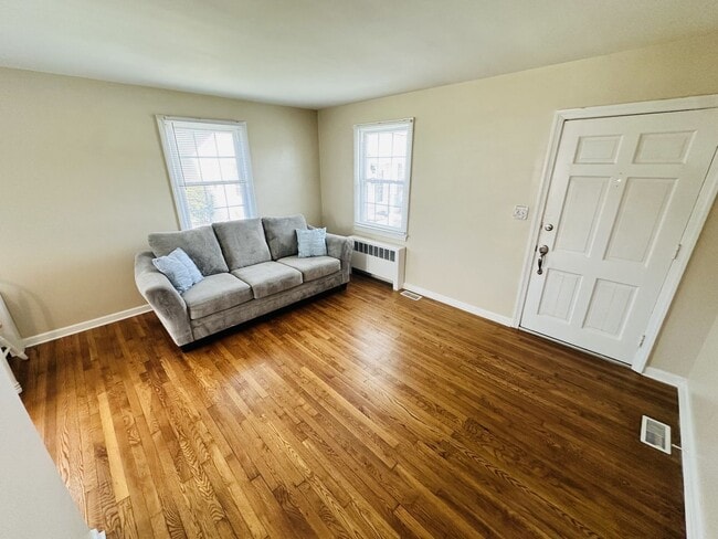 Building Photo - 1700 Roslyn Dr