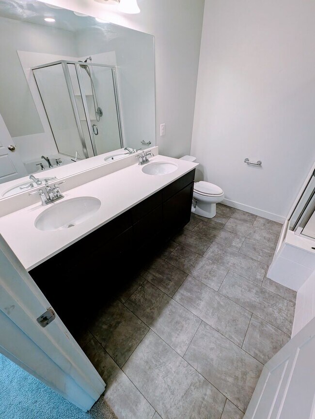Building Photo - Gorgeous Townhome!!!