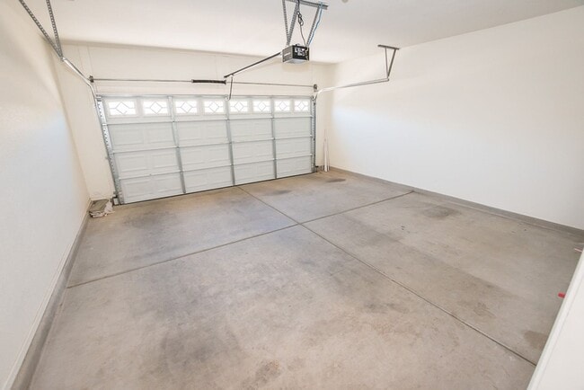 Building Photo - Great Open Floor Plan 3 Bedroom, 2 Bath, Central A/C in Holiday Subdivision!