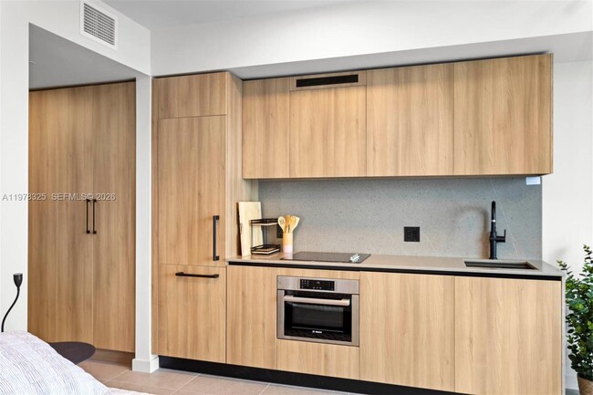 Building Photo - 121 NE 5th St