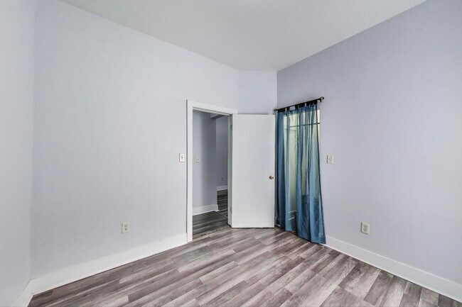 Building Photo - 322 N Lamon Ave